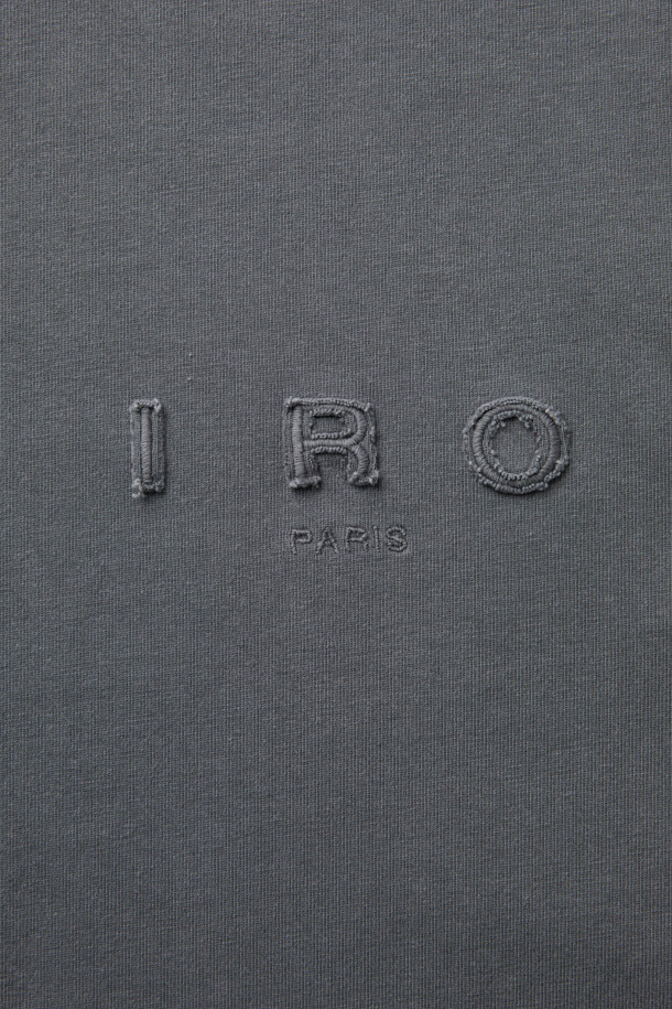 옴브레 로고 아플리케 다잉 긴팔 티셔츠는 베이직한 스타일을 추구하는 분들을 위한 세미 오버핏의 면 긴팔 티셔츠입니다. 가먼트 다잉 기법으로 제작되어 자연스러운 컬러감을 연출하며, 부드러운 촉감이 특징입니다. 전면부에는 IRO 아플리케 자수 로고가, 후면에는 시그니처 부자재가 포인트로 디자인되었습니다. 라운드넥 디자인으로 편안하게 착용 가능하며, 봄, 가을철 일상 및 출근룩, 모임룩 등 다양한 TPO에 활용 가능합니다. 캐주얼, 미니멀, 클래식 스타일을 즐겨 입는 분들께 추천합니다.
