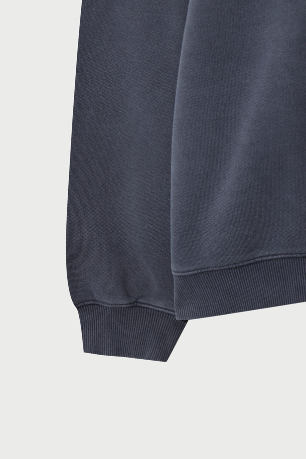 Scene(씬) 로고 자수 다잉 맨투맨은 가을, 겨울 시즌을 위한 베이직 스타일의 맨투맨입니다. 네이비 컬러의 면 소재로 제작되었으며, 부드러운 촉감이 특징입니다. 세미 오버핏으로 편안한 착용감을 제공하며, 라운드넥과 긴소매 디자인으로 어떤 스타일에도 잘 어울립니다. 가먼트다잉 기법을 사용하여 자연스러운 색감과 빈티지한 매력을 더했습니다. 캐주얼, 미니멀, 클래식 스타일을 즐겨 입는 분들께 겨울 데일리룩, 동네 마실룩으로 추천합니다.
