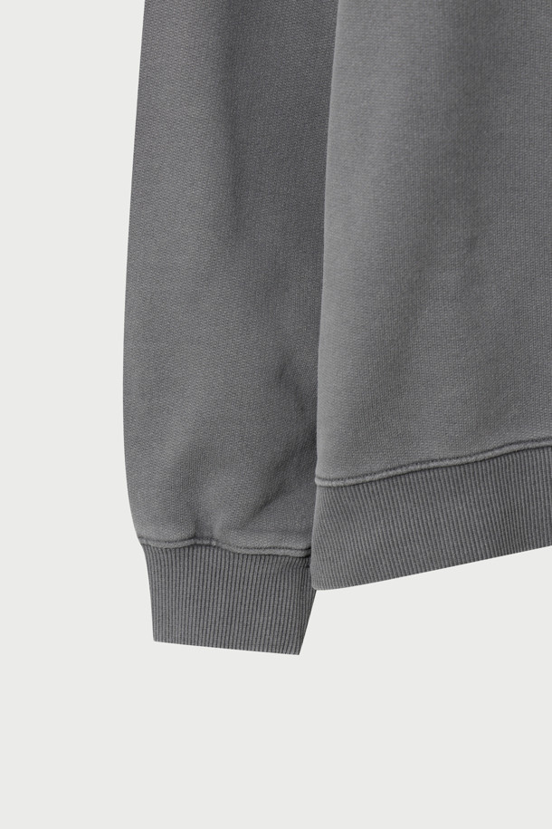 Scene(씬) 로고 자수 다잉 맨투맨은 가을, 겨울 시즌에 어울리는 베이직 스타일의 맨투맨입니다.  세미 오버핏으로 편안한 착용감을 선사하며, 프렌치 테리 소재와 가먼트다잉 기법으로 제작되어 부드러운 촉감과 자연스러운 색감 표현이 특징입니다.  라운드넥 디자인과 긴 소매 기장으로 어떤 스타일에도 쉽게 매치할 수 있으며, 캐주얼, 미니멀, 클래식 스타일을 즐겨 입는 분들께 추천합니다.  일상, 출근룩, 모임룩 등 다양한 TPO에 활용하기 좋습니다.  그레이 컬러에 로고 자수 디테일로 포인트를 주어 심플하면서도 세련된 분위기를 연출합니다.
