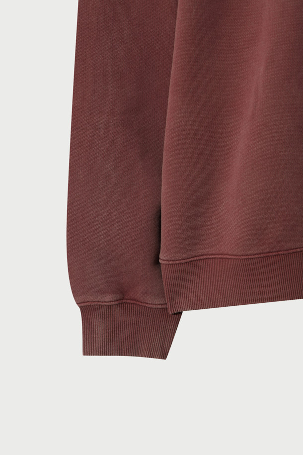 Scene (씬) 로고 자수 다잉 맨투맨은 가을, 겨울 시즌에 어울리는 베이직 스타일의 맨투맨입니다. 면 소재로 제작되었으며, 세미 오버핏의 상의 기장과 긴소매 기장으로 편안한 착용감을 선사합니다. 브라운 컬러에 로고 자수 디테일이 돋보이며, 가먼트다잉(Garment Dyeing) 기법으로 제작되어 자연스러운 색감과 빈티지한 무드를 연출합니다. 출근룩, 캠핑룩 등 다양한 TPO에 캐주얼, 미니멀, 클래식 스타일로 활용하기 좋습니다. 
