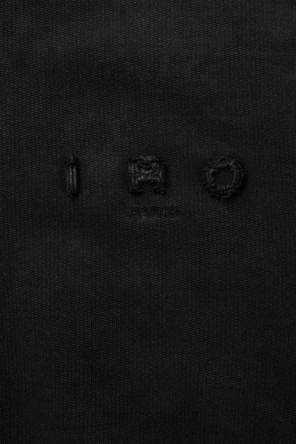 Fugue(퓨그) 백로고 아트웍 다잉 후드 집업은 캐주얼, 스트릿, 미니멀 스타일을 아우르는 오버핏 후드 집업입니다. 봄, 가을 시즌에 적합하며, 부드러운 면 소재로 제작되어 편안한 착용감을 선사합니다. 가먼트다잉 기법을 적용하여 빈티지한 멋을 더하고, 전면부 IRO 아플리케 자수와 후면부 레터링 아플리케 자수로 포인트를 주었습니다. 두꺼운 두께감으로 따뜻함을 유지하며, 캠핑룩으로도 활용 가능하며 셋업으로도 연출할 수 있습니다.
