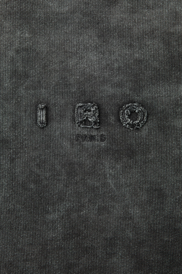 Fugue(퓨그) 백로고 아트웍 다잉 후드 집업은 캐주얼, 미니멀, 스트리트 스타일을 아우르는 후드 집업입니다. 블랙 컬러의 면 소재로 제작되었으며, 봄, 가을에 착용하기 좋습니다. 가먼트 다잉 기법을 적용하여 은은한 멋을 더했고, 전면부 IRO 아플리케 자수와 후면부 레터링 아플리케 자수로 포인트를 주었습니다. 오버핏 크롭 기장으로 트렌디한 핏을 연출하며, 셋업 팬츠와 매칭하여 스타일리시하게 연출할 수 있습니다. 부드러운 촉감의 후드 집업으로 편안한 착용감을 선사합니다.
