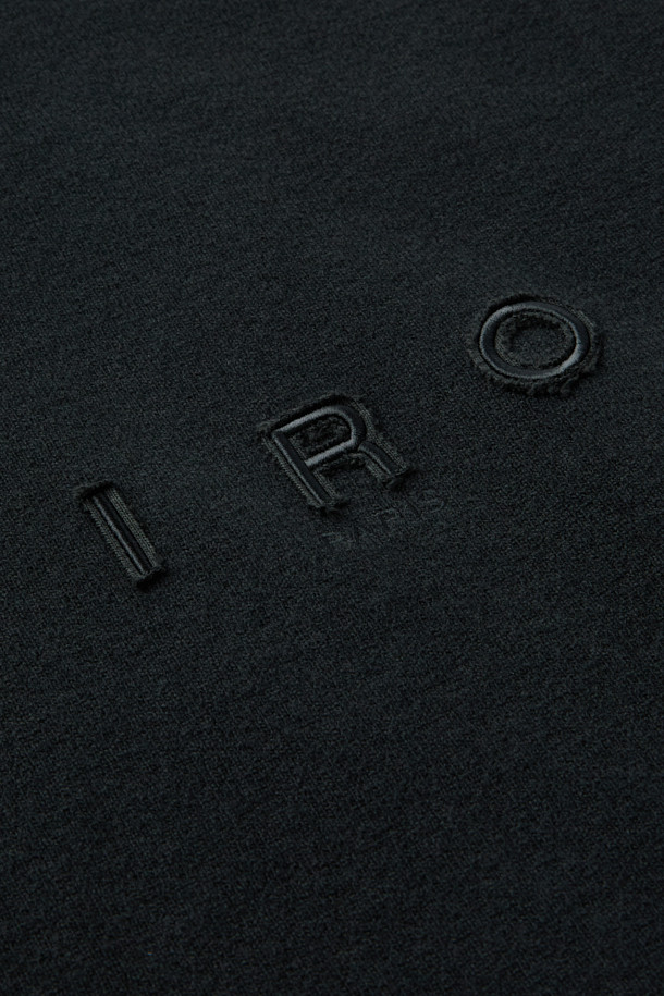 Wouple(우플) 울 져지 후디는 캐주얼 및 미니멀 스타일을 추구하는 분들을 위한 크롭 기장의 후디입니다. 울 혼방 져지 소재로 제작되어 부드러운 착용감을 선사하며, 가을과 겨울에 따뜻하게 입을 수 있습니다. IRO(이로) 시그니처 아플리케 디테일이 돋보이며, 무지 디자인으로 어떤 스타일에도 쉽게 매치할 수 있습니다. 오버핏으로 편안한 착용감을 제공하며, 집콕룩으로 활용하기 좋습니다. 셋업 스타일링으로 더욱 세련된 룩을 연출할 수 있습니다.
