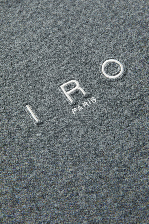 Wouple(우플) 울져지 후디는 부드러운 울 혼방 져지 소재를 사용하여 편안한 착용감을 선사합니다. IRO(이로) 시그니처 아플리케 디테일이 돋보이며, 캐주얼하고 미니멀한 스타일을 연출합니다. 가을, 겨울 시즌에 어울리는 오버핏 크롭 기장으로, 집콕룩은 물론 셋업 스타일링으로도 활용 가능합니다. 그레이 컬러의 무지 디자인으로 어떤 옷에도 쉽게 매치할 수 있습니다. 긴 소매와 후드 디자인으로 따뜻함과 스타일을 동시에 잡으세요.
