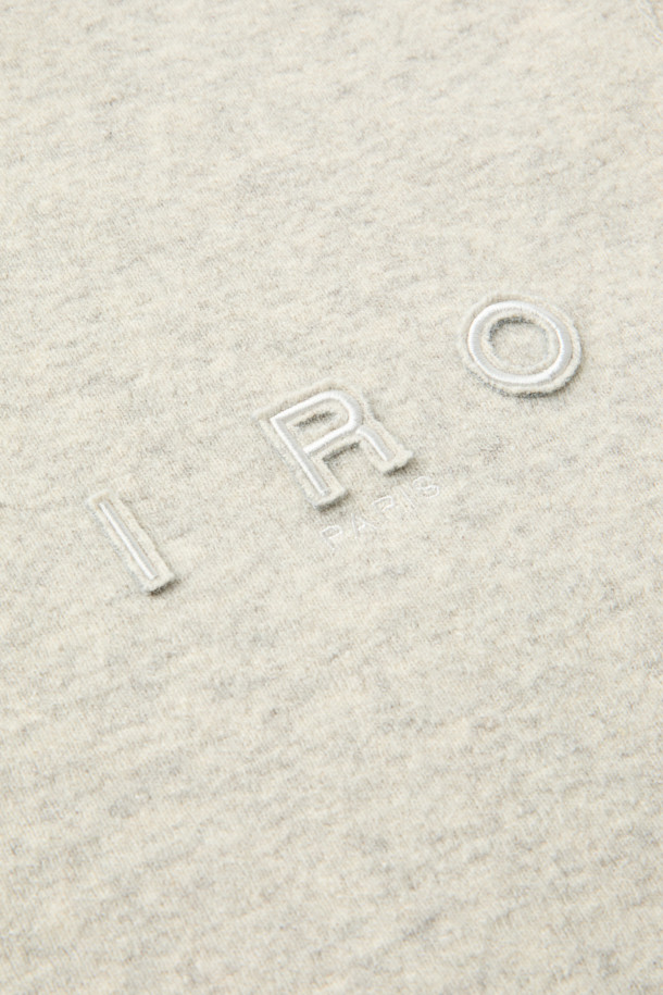 Wouple(우플) 울 져지 후디는 부드러운 울 혼방 져지 소재로 제작되어 가을, 겨울 시즌에 따뜻하게 착용하기 좋습니다. 캐주얼, 미니멀, 클래식 스타일을 아우르며, 일상과 집콕룩, 산책룩 등 다양한 TPO에 활용할 수 있습니다. IRO 시그니처 아플리케 디테일이 돋보이며, 오버핏 크롭 기장으로 트렌디한 무드를 연출합니다. 셋업 스타일링으로 더욱 스타일리시하게 연출해보세요.
