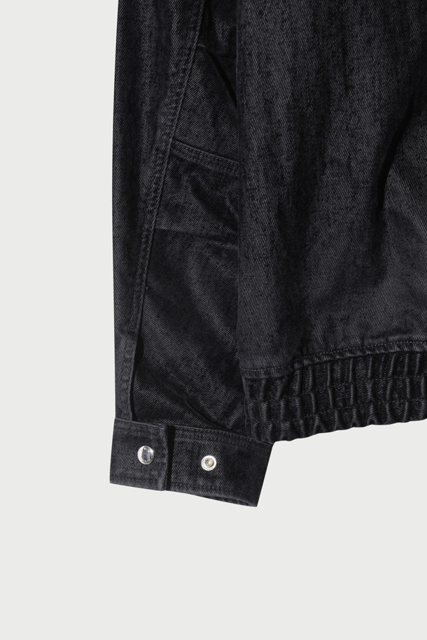 Nuit(뉘) 벨벳 페이드 하이넥 점퍼는 가을, 겨울 시즌에 어울리는 캐주얼 스타일의 여성 점퍼입니다. 부드러운 면과 벨벳 소재를 사용하여 편안한 착용감을 선사하며, 오버핏 디자인으로 트렌디한 핏을 연출합니다. 하이넥 디자인과 페이드 디테일, 은은한 광택감이 돋보이며, 집업 스타일로 간편하게 착용할 수 있습니다. 무지 블랙 컬러로 어떤 옷에도 매치하기 용이하며, 집콕룩이나 산책룩으로 활용하기 좋습니다. 액션 플리츠 디테일이 활동성을 더해주어 편안함과 스타일을 모두 잡았습니다.
