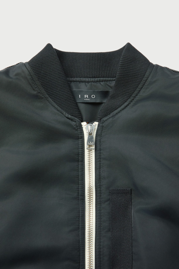 Avius (아비우스) 넥 워머 MA-1 항공 점퍼는 미니멀한 스타일을 추구하는 분들을 위한 겨울철 필수 아이템입니다. 블랙 컬러의 무지 디자인으로 어떤 옷에도 쉽게 매치할 수 있으며, 출근룩이나 여행룩에 모두 잘 어울립니다. 두꺼운 두께감과 프리마로프트 및 거위털 충전재를 사용하여 보온성을 극대화했으며, 넥 워머가 포함되어 있어 더욱 따뜻하게 착용할 수 있습니다. 안감은 폴리에스터 소재로 제작되었으며, 오버핏으로 편안한 착용감을 제공합니다. 집업 방식의 긴소매 크롭 기장 항공 점퍼입니다.
