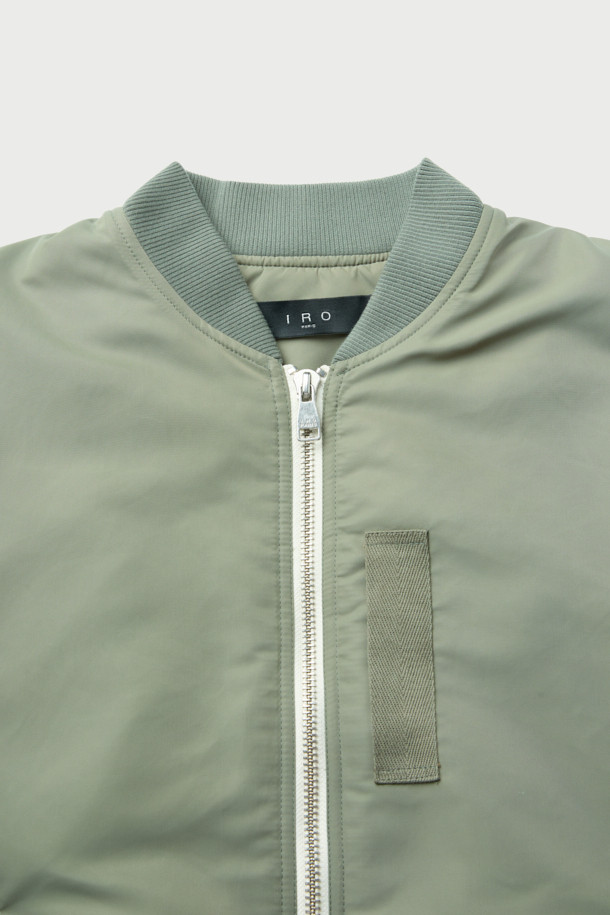 Avius(아비우스) 올메텍스 넥 워머 MA-1 항공 점퍼는 가을과 겨울, 미니멀하고 스트릿 스타일을 즐기는 남녀 모두에게 적합한 아우터입니다. 카키와 올리브 두 가지 색상으로 제공되며, 넥 워머가 포함되어 있어 보온성을 높였습니다. 넉넉한 오버핏에 집업 스타일로 편안하게 착용 가능하며, MA-1 항공 점퍼 특유의 디자인을 보여줍니다. 나일론과 폴리에스테르 혼방 소재에 두꺼운 두께감, 프리마로프트와 거위털 충전재를 사용하여 뛰어난 보온성을 제공합니다. 안감은 폴리에스테르로 마감되었습니다.
