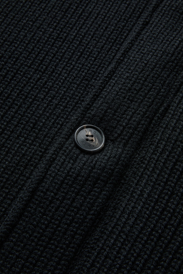 Mousse (무스) 니트 하이넥 점퍼는 겨울철 따뜻함과 스타일을 동시에 잡을 수 있는 베이직한 디자인의 여성 점퍼입니다. 부드러운 모 소재로 제작되어 뛰어난 촉감을 자랑하며, 두꺼운 두께감으로 추운 날씨에도 포근하게 착용 가능합니다. 하이넥 디자인과 긴 소매는 보온성을 높여주며, 오버핏으로 편안한 착용감을 선사합니다. 무지 패턴의 블랙 컬러로 출시되어 다양한 의상과 쉽게 매치할 수 있으며, 출근룩, 모임룩 등 TPO에 구애받지 않고 클래식, 미니멀, 캐주얼 스타일을 연출할 수 있습니다. 안감은 폴리에스터와 레이온 혼방으로 제작되었습니다.
