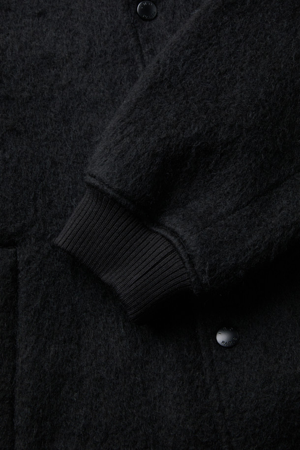 "Mousse(무스) 헤어리 후드 점퍼"는 부드러운 헤어리 질감이 돋보이는 캐주얼 스타일의 오버핏 점퍼입니다. 가을, 겨울 시즌에 어울리는 두꺼운 두께감으로 보온성을 높였으며, 블랙 컬러의 무지 디자인으로 어떤 룩에도 쉽게 매치할 수 있습니다. 후드와 가죽 스트링 디테일이 특징이며, 크롭 기장으로 트렌디함을 더했습니다. 캠핑룩, 산책룩 등 다양한 TPO(Time, Place, Occasion)에 활용 가능하며, 미니멀, 시티보이 스타일을 즐겨 입는 분들께 추천합니다.
