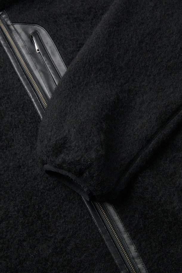 Duve(듀브) 헤어리 집업 후리스 점퍼는 가을, 겨울철 캐주얼 스타일을 완성하는 아우터입니다. 블랙 컬러의 무지 디자인으로, 출근룩과 모임룩 등 다양한 TPO에 활용 가능합니다. 부드러운 헤어리 촉감의 플리스 소재에 가죽 배색 포인트가 더해져 고급스러움을 더합니다. 세미 오버핏으로 편안한 착용감을 선사하며, 밑단 스트링 디테일로 스타일리시함을 강조했습니다. 두꺼운 두께감으로 보온성을 높여 추운 날씨에도 따뜻하게 입을 수 있습니다.
