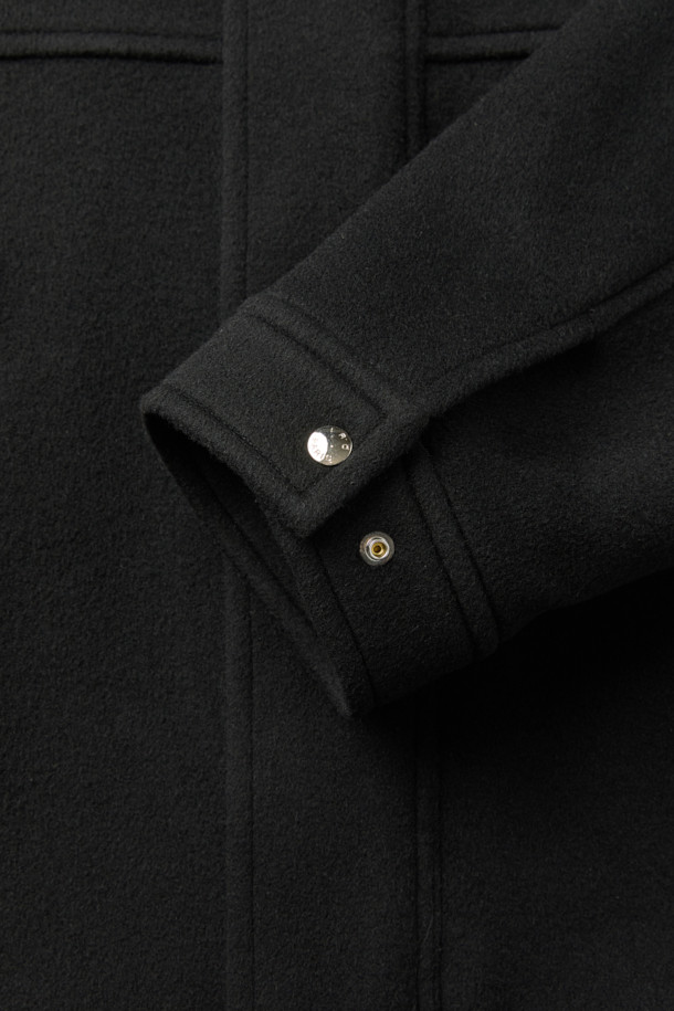 플래너(플래너) 캐시미어 블렌드 울 후드 점퍼는 부드러운 촉감의 캐시미어 블렌드 울 소재로 제작되어 가을과 겨울, 쌀쌀한 날씨에도 따뜻하게 착용할 수 있습니다. 오버핏 디자인에 블랙 컬러, 무지 패턴으로 어떤 스타일에도 쉽게 매치할 수 있으며, 캐주얼한 무드를 연출합니다. 후드 디테일과 밑단 스트링 조절 기능으로 실용성을 더했으며, 집업 스타일로 간편하게 입고 벗을 수 있습니다. 출근룩과 모임룩, 미니멀, 클래식 스타일을 즐겨 입는 분들께 추천합니다. 폴리에스터 100% 안감으로 편안한 착용감을 선사합니다.