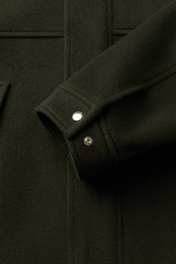 산책자(플래너) 캐시미어 블랜드 울 후드 점퍼는 부드러운 촉감과 두꺼운 두께감으로 가을, 겨울철 따뜻하게 착용하기 좋은 아우터입니다. 캐주얼, 미니멀, 클래식 스타일을 아우르며, 일상과 출근룩 모두 소화 가능한 활용도를 자랑합니다. 블랙 컬러의 무지 디자인에 오버핏으로 편안함을 더했으며, 후드 디테일과 밑단 스트링으로 취향에 맞게 핏 조절이 가능합니다. 울과 캐시미어 혼방 소재로 고급스러운 분위기를 연출하며, 안감은 폴리에스터로 제작되었습니다. 집업 스타일의 긴소매 점퍼로, 다양한 룩에 레이어드하여 스타일리시하게 연출해보세요.