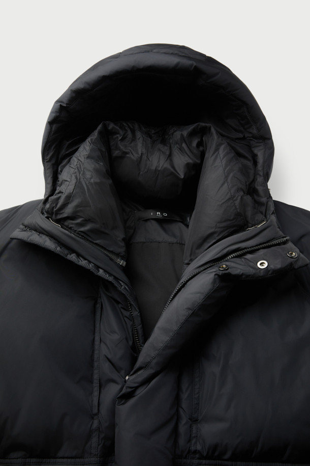 미니멀하고 테크니컬한 디자인의 후드 테크니컬 구스다운 점퍼입니다. 겨울철 출근룩과 여행룩에 적합하며, 오버핏으로 편안한 착용감을 선사합니다. 90/10 구스다운 충전재로 뛰어난 보온성을 제공하며, 탈부착 넥워머와 소매 바람막이 디테일이 추위를 효과적으로 막아줍니다. 가볍고 따뜻한 일상용 아우터로, 무지 디자인과 블랙 컬러로 어떤 스타일에도 쉽게 매치할 수 있습니다. 겉감은 나일론, 안감은 폴리에스터를 사용하여 내구성을 높였습니다.
