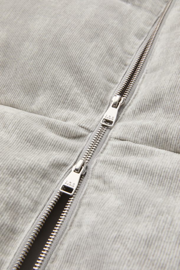 TOSCANA(토스카나) 코듀로이 패턴 구스다운 하이넥 점퍼는 미니멀한 스타일을 추구하는 분들을 위한 겨울철 필수 아이템입니다. 부드러운 코듀로이 소재에 은은한 프린트 패턴을 더해 세련된 외관을 자랑하며, 90/10 구스다운 충전재로 뛰어난 보온성을 제공합니다. 하이넥 디자인과 안쪽 시보리 디테일은 찬 바람을 효과적으로 막아주며, 오버핏으로 편안한 착용감을 선사합니다. 집업 스타일로 간편하게 입고 벗을 수 있으며, 일상생활에서 캐주얼하고 클래식한 스타일을 연출하기 좋습니다.
