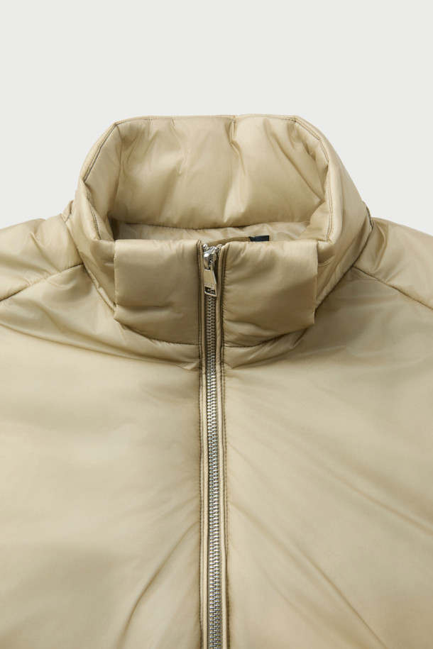 가벼운(레제르) 경량 7D 신슐레이트 후드 점퍼는 가을, 겨울철 데일리룩을 책임질 아우터입니다. 베이직하고 캐주얼한 스타일로, 여행, 산책, 출근 등 다양한 때와 장소와 목적에 활용하기 좋습니다. 얇은 두께감의 나일론 소재와 부드러운 촉감이 편안한 착용감을 선사하며, 세미 오버핏으로 제작되어 여유로운 실루엣을 연출합니다. 탈부착 가능한 후드와 뛰어난 보온성을 제공하는 신슐레이트 충전재가 특징이며, 집업 스타일로 간편하게 착용할 수 있습니다. 베이지 색상에 무지 디자인으로 어떤 옷에도 쉽게 매치하여 캐주얼, 미니멀, 클래식 스타일을 완성할 수 있습니다.