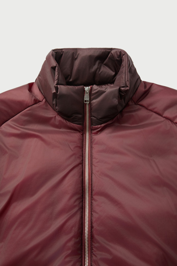 레제르 경량 7D 신슐레이트 후드 점퍼는 가을, 겨울 시즌에 어울리는 남녀 공용 점퍼입니다. 얇은 두께감으로 편안한 착용감을 선사하며, 보온성을 높여주는 신슐레이트 충전재를 사용하여 쾌적하게 입을 수 있습니다. 부드러운 촉감의 7데니어 나일론 소재와 탈부착 가능한 후드 디자인으로 캐주얼하고 베이직한 스타일을 연출합니다. 세미 오버핏으로 제작되어 편안한 활동성을 보장하며, 일상과 여행 등 다양한 상황에 활용 가능합니다. 와인 컬러의 무지 디자인으로 미니멀하고 클래식한 분위기를 더합니다.