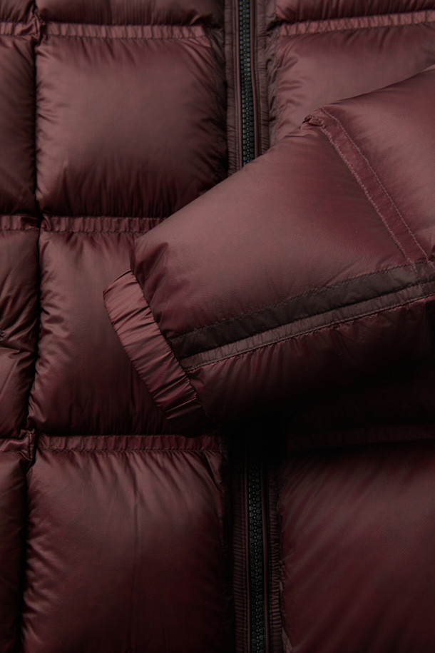 Isolée(이솔레) 경량 7D 스퀘어 퀼팅 다운점퍼는 겨울철 일상과 여행룩에 모두 잘 어울리는 오버핏 다운점퍼입니다. 7데니어 초경량 나일론 소재를 사용하여 가볍고 부드러운 촉감을 선사하며, 구스다운 90/10 충전재로 뛰어난 보온성을 제공합니다. 미니멀하고 베이직한 스타일의 브라운 컬러에 스퀘어 퀼팅 디자인을 더해 세련된 느낌을 줍니다. 지퍼형 여밈 방식과 긴 소매 기장으로 편안하게 착용 가능하며, 출근룩과 캐주얼 스타일에도 완벽하게 매치됩니다.