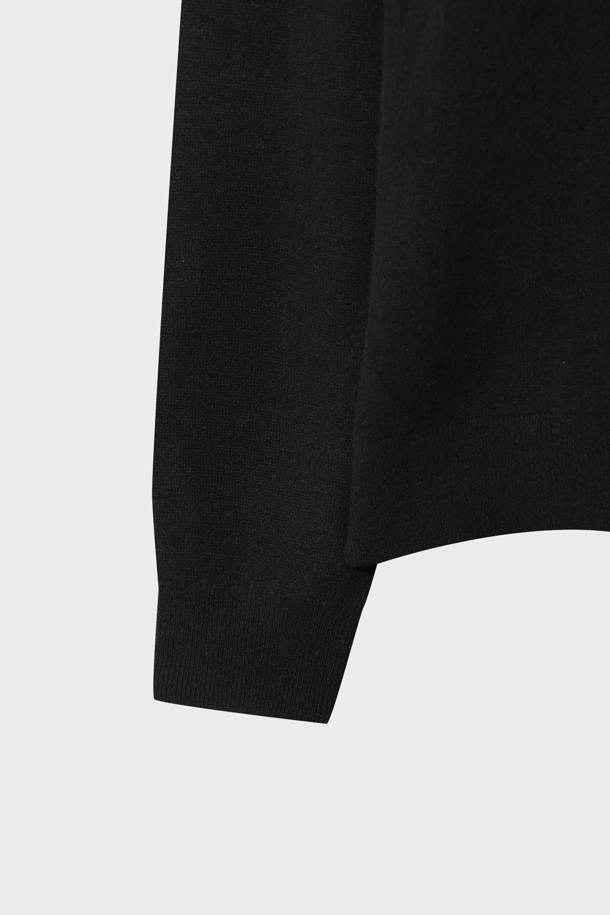 에센셜 캐시미어 블렌드 로고 자수 니트 풀오버는 부드러운 울캐시미어 혼방 소재로 제작되어 가을, 겨울 시즌에 따뜻하고 편안하게 착용할 수 있습니다. IRO(이로) 시그니처 로고 자수가 돋보이며, 라운드넥과 긴소매 디자인으로 베이직하면서도 세련된 스타일을 연출합니다. 세미오버핏으로 제작되어 편안한 착용감을 제공하며, 출근룩, 비즈니스 캐주얼, 모임룩 등 다양한 TPO에 활용 가능합니다. 클래식, 미니멀, 캐주얼 스타일을 선호하는 고객에게 적합하며, 넥 후면의 시그니처 부자재 디테일로 고급스러움을 더했습니다. 블랙 컬러로 어떤 룩에도 쉽게 매치할 수 있는 데일리 아이템입니다.
