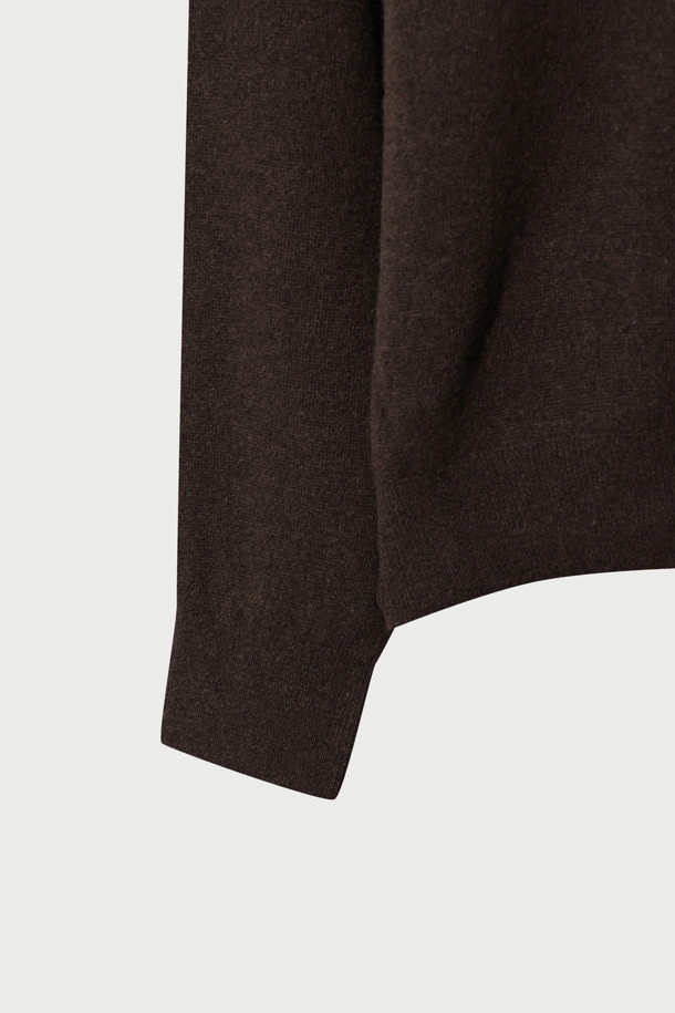 Essentiel (에센시엘) 캐시미어 블렌드 로고 자수 니트 풀오버는 부드러운 촉감의 울캐시미어 원사를 사용하여 제작되었습니다. IRO(이로) 시그니처 로고 자수가 돋보이며, 넥 후면에는 브랜드의 새로운 시그니처 부자재가 사용되었습니다. 라운드넥 디자인에 긴 소매 기장으로, 가을과 겨울에 따뜻하게 착용할 수 있습니다. 세미오버핏으로 편안한 착용감을 선사하며, 브라운 컬러는 베이직하면서도 세련된 스타일을 연출합니다. 출근룩, 모임룩 등 다양한 TPO에 클래식, 미니멀, 캐주얼 스타일로 활용하기 좋습니다.
