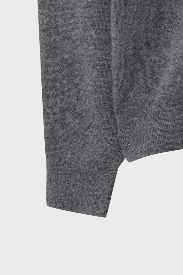 에센셜 캐시미어 블렌드 로고 자수 니트 풀오버는 부드러운 촉감의 울캐시미어 원사를 사용하여 제작되었습니다. IRO(이로) 시그니처 로고 자수가 돋보이는 베이직 스타일의 니트 스웨터입니다. 세미 오버핏으로 편안하게 착용 가능하며, 가을과 겨울에 따뜻함을 더해줍니다. 뒷면 넥 라인에는 새로운 시그니처 부자재가 사용되어 디자인의 완성도를 높였습니다. 클래식, 미니멀, 캐주얼 등 다양한 스타일 연출에 활용하기 좋습니다.
