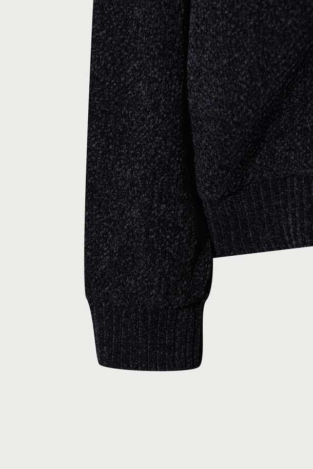 Reflet(흐흘레) 셔닐 집업 가디건은 간절기에 세련된 스타일을 연출하기 좋은 여성용 니트 가디건입니다. 부드러운 셔닐 원사를 사용하여 은은한 광택감과 고급스러운 촉감을 선사하며, 카라리스 디자인과 무지 패턴으로 미니멀하고 시크한 분위기를 더합니다. 세미 오버핏으로 편안하게 착용 가능하며, 블랙 컬러로 다양한 룩에 매치하기 용이합니다. 크롭 기장과 긴 소매, 사이드 포켓 디테일이 실용성을 더하여 일상에서 활용하기 좋습니다.
