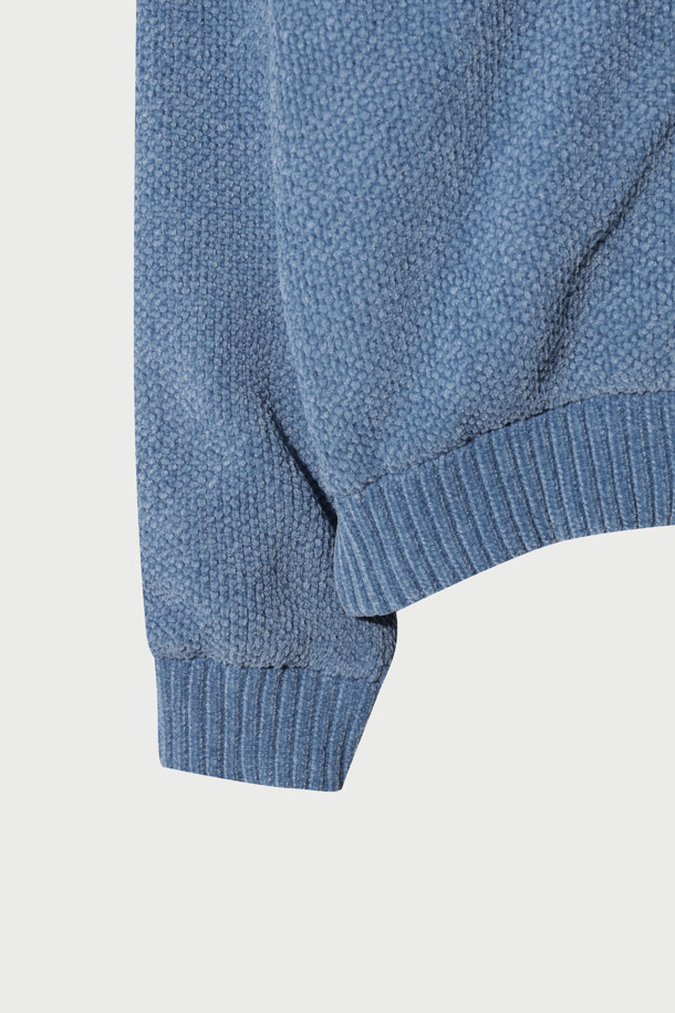 Reflet(르플레) 셔닐 집업 가디건은 부드러운 셔닐 원사를 사용하여 제작되어 은은한 광택과 고급스러운 촉감을 선사합니다. 세미 오버핏으로 편안하게 착용 가능하며, 카라리스 디자인과 크롭 기장으로 트렌디함을 더했습니다. 사이드 포켓이 있어 실용성을 높였으며, 데이트룩, 출근룩 등 다양한 TPO에 활용하기 좋습니다. 미니멀, 클래식, 캐주얼 스타일을 모두 아우르는 베이직 아이템으로 봄, 가을 시즌에 툭 걸치기 좋은 활용도 높은 가디건입니다.
