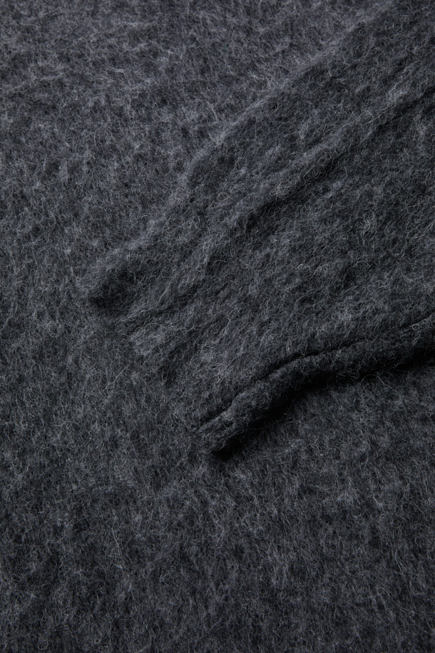 Auras(오라스) 헤어리 니트 풀오버는 부드러운 촉감의 헤어리한 표면감이 돋보이는 겨울용 니트입니다. 아크릴, 알파카, 나일론, 모 혼방 소재로 제작되어 따뜻하고 포근한 착용감을 선사합니다. 오버핏 크롭 기장과 라운드넥 디자인으로 베이직하면서도 미니멀, 클래식, 캐주얼 스타일을 모두 소화할 수 있습니다. 톤 다운된 그레이 컬러와 긴 소매 기장으로 다양한 룩에 활용하기 좋으며, 집콕룩으로 편안하게 즐기기에도 적합합니다. 
