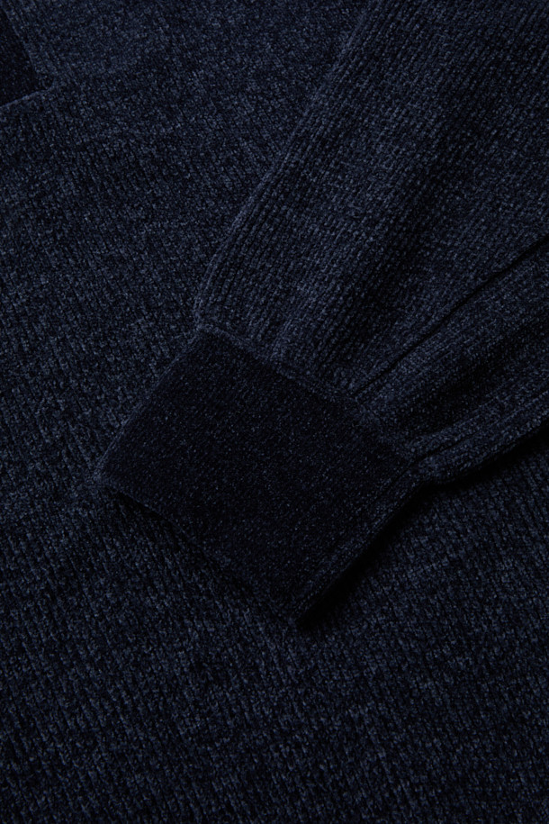 Calin(칼린) 셔닐 카라 니트 풀오버는 여성용 상의로, 가을과 겨울에 따뜻하게 입을 수 있는 두꺼운 두께감의 셔닐 니트입니다. 세미 오버핏으로 편안한 착용감을 선사하며, 카라 디자인이 캐주얼하면서도 포멀한 분위기를 연출합니다. 부드러운 촉감과 은은한 광택감이 특징이며, 네이비 컬러로 다양한 스타일링에 활용하기 좋습니다. 출근룩, 모임룩, 비즈니스 캐주얼 등 TPO에 맞춰 클래식, 미니멀 스타일을 완성해보세요. 긴 소매 기장의 크롭 기장으로 세련된 핏을 자랑합니다.
