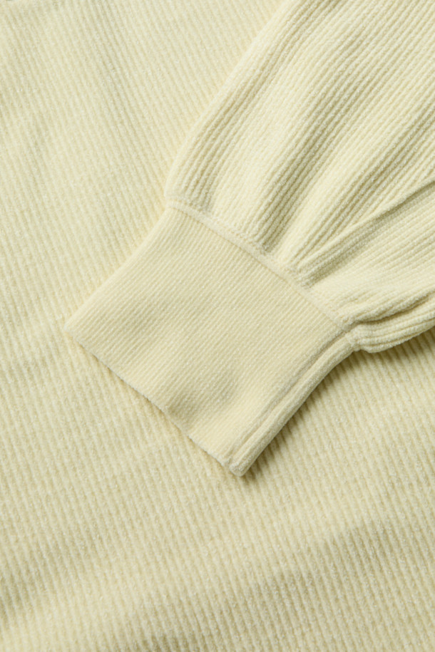 Calin(칼린) 셔닐 카라 니트 풀오버는 부드러운 셔닐 소재로 제작되어 은은한 광택감과 포근한 촉감을 선사합니다. 여성스러운 카라 디자인에 세미 오버핏으로 편안하면서도 캐주얼, 포멀한 스타일을 모두 소화할 수 있습니다. 가을, 겨울 시즌에 어울리는 두꺼운 두께감과 넉넉한 기장의 긴 소매로 따뜻하게 착용 가능하며, 일상, 데이트룩, 카페룩, 겨울 데일리룩 등 다양한 TPO에 활용하기 좋습니다. 미니멀, 클래식한 무드를 연출하여 세련된 스타일을 완성해보세요.
