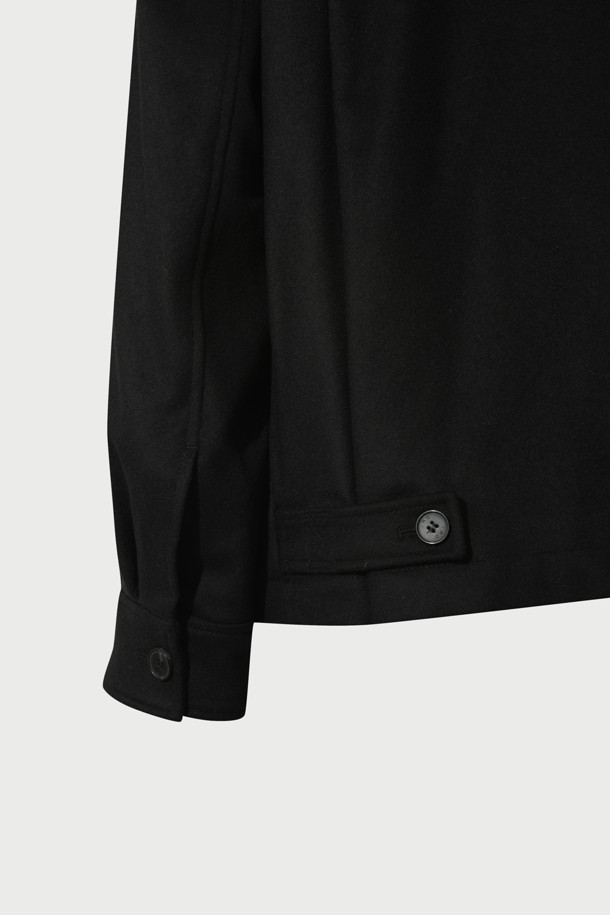 GABRIELO(가브리엘로) 울 오버핏 하프 코트는 가을과 겨울철, 출근룩, 오피스룩, 모임룩 등 다양한 TPO에 활용하기 좋은 아이템입니다. 베이직하고 미니멀한 스타일로, 클래식, 시크한 무드를 연출합니다. 울 100% 소재로 제작되어 고급스러운 분위기를 자아내며, 하이넥 디자인과 집업 여밈 방식이 특징입니다. 블랙 컬러의 무지 디자인으로 어떤 옷에도 쉽게 매치할 수 있으며, 레이온과 면 안감으로 편안한 착용감을 선사합니다. 오버핏으로 제작되어 트렌디한 스타일을 완성합니다.
