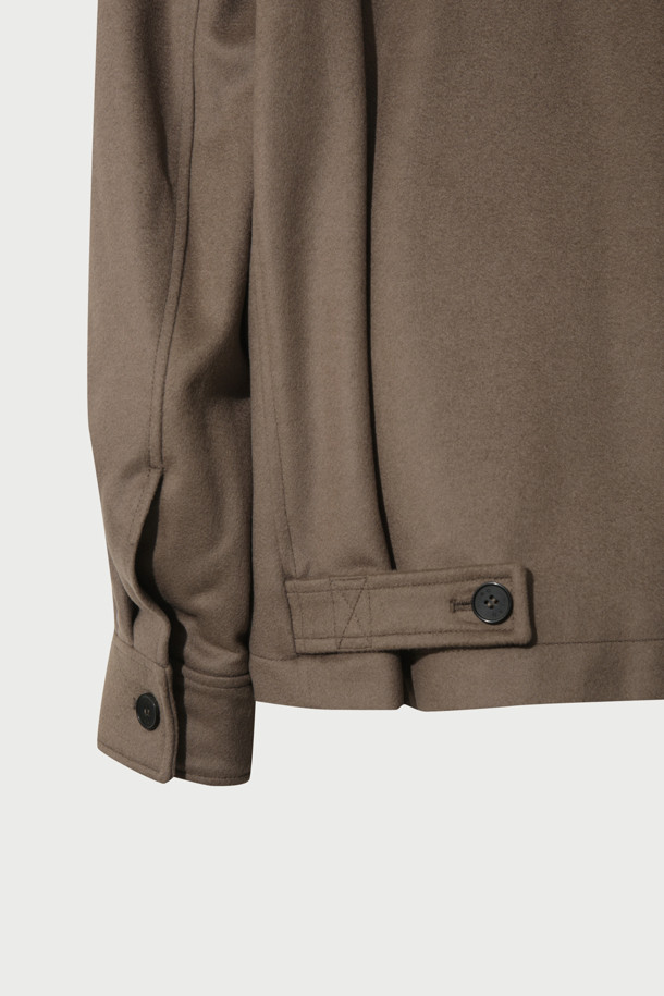 "GABRIELO(가브리엘로) 울 오버핏 하프 코트"는 가을과 겨울, 일상과 출근룩에 모두 잘 어울리는 하프 기장의 코트입니다. 베이직하고 미니멀한 디자인으로, 다양한 스타일 연출이 용이합니다. 고급스러운 울 소재와 하이넥, 집업 여밈 디테일이 특징이며, 숏한 기장감으로 세련된 핏을 선사합니다. 레이온과 면 혼방의 안감으로 부드러운 착용감을 제공합니다. 브라운 컬러의 무지 디자인으로 시크하고 클래식한 분위기를 더합니다.
