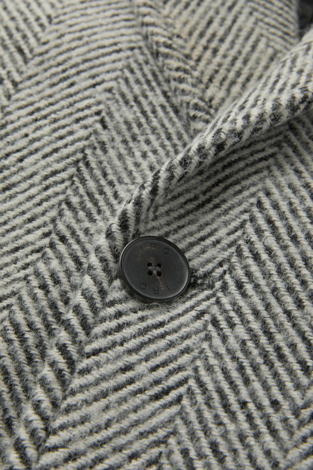 "CLAUDE(클로드) 오버핏 헤링본 코트는 가을, 겨울 시즌을 위한 아우터입니다. 모, 폴리에스터, 나일론 혼방 소재로 제작되어 두꺼운 두께감과 긴 소매 기장이 특징이며, 안감은 레이온으로 마감되었습니다. 그레이 컬러의 헤링본 패턴에 싱글코트 디자인으로, 버튼 여밈 방식의 롱 기장 오버핏 코트입니다. 클래식하고 미니멀하며 시크한 스타일로, 출근룩, 오피스룩, 모임룩 등 다양한 TPO에 활용 가능합니다. 라이선스 코트 핏으로 제작되어 세련된 실루엣을 연출합니다."
