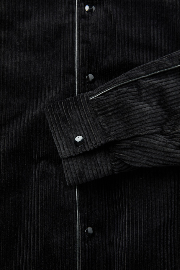 VLAS (블라스) 코듀로이 블루종은 가을과 겨울, 출근룩과 모임룩, 그리고 캐주얼, 미니멀, 클래식한 스타일을 모두 아우르는 아우터입니다. 부드러운 촉감의 코듀로이, 면, 레이온 혼방 소재로 제작되었으며, 세미 오버핏의 크롭 기장으로 트렌디한 핏을 연출합니다. 무지 디자인에 블랙 컬러로 어떤 옷에도 쉽게 매치할 수 있으며, 버튼 여밈과 실용적인 포켓 디테일이 돋보입니다. 긴 소매 기장으로 보온성을 높였으며, 데일리룩에 활용하기 좋은 아이템입니다.
