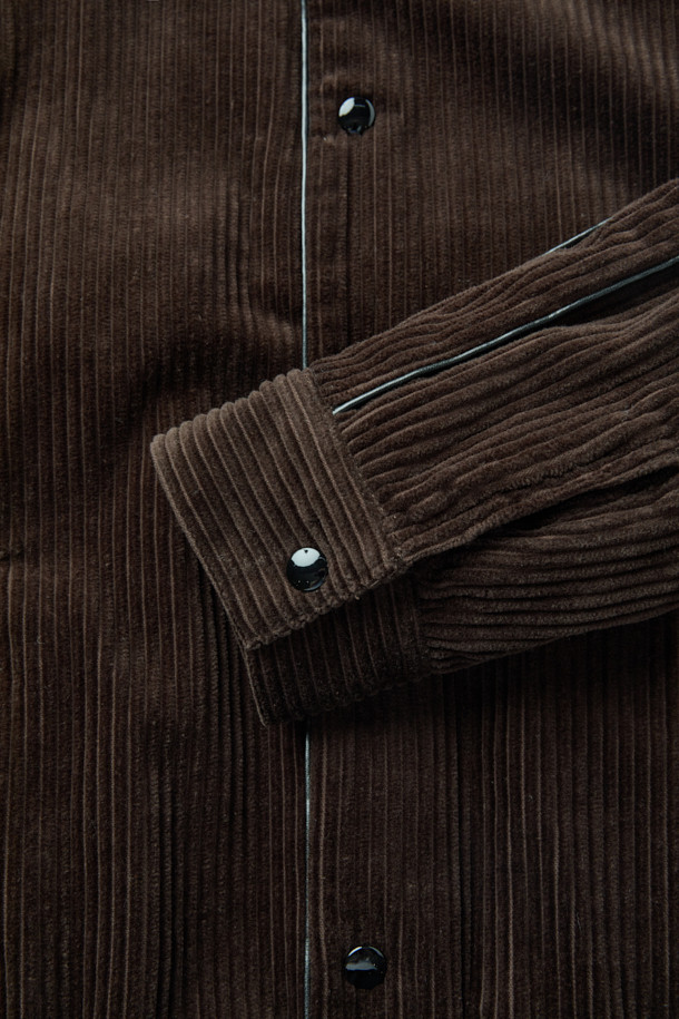 VLAS(블라스) 코듀로이 블루종은 가을, 겨울 시즌의 캐주얼 스타일을 위한 아우터입니다. 부드러운 코듀로이, 면, 레이온 혼방 소재로 제작되어 편안한 착용감을 선사하며, 무지 디자인에 브라운 컬러로 은은한 멋을 더했습니다. 세미 오버핏 크롭 기장의 버튼 여밈 방식이며, 넉넉한 핏과 포켓 디테일이 실용성을 높입니다. 출근룩과 모임룩 등 다양한 TPO에 캐주얼, 미니멀, 클래식 스타일로 활용하기 좋습니다.
