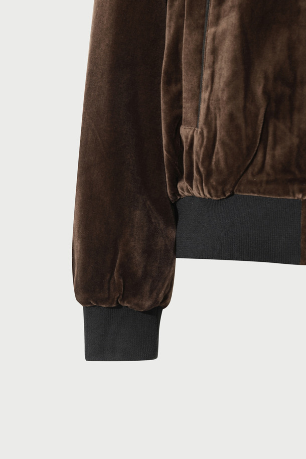 VASSILY (바실리) 벨벳 블루종 재킷은 가을과 겨울, 당신의 스타일을 완성할 아우터입니다. 남녀 모두 착용 가능하며, 클래식하고 미니멀한 스타일을 추구하는 분들께 추천합니다. 부드러운 촉감의 벨벳 소재와 안감 아세테이트의 조화가 고급스러운 착용감을 선사합니다. 무지 디자인에 버튼 여밈 방식으로 간결함을 더했으며, 레귤러핏과 크롭 기장으로 세련된 핏을 연출합니다. 데이트룩, 모임룩, 연말 모임룩 등 다양한 TPO에 활용하여 시크한 스타일을 완성해보세요.
