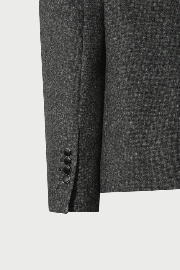 울만 멜란지 SET-UP 블레이저는 남성용 아우터로, 가을과 겨울에 착용하기 좋습니다. 다크 그레이와 멜란지 컬러로 출시되었으며, 스타일리시하면서도 클래식한 분위기를 연출합니다. 싱글 핏에 투 버튼 여밈 방식, 레귤러 기장의 싱글 블레이저로, 오피스룩, 비즈니스 캐주얼, 출근룩 등 다양한 TPO에 활용할 수 있습니다. 모, 폴리에스터, 아크릴, 견 등의 혼방 소재로 제작되어 고급스러운 촉감을 선사하며, 양옆 포켓이 있어 실용성을 더합니다. 미니멀하고 시크한 스타일을 선호하는 남성분들께 추천합니다.
