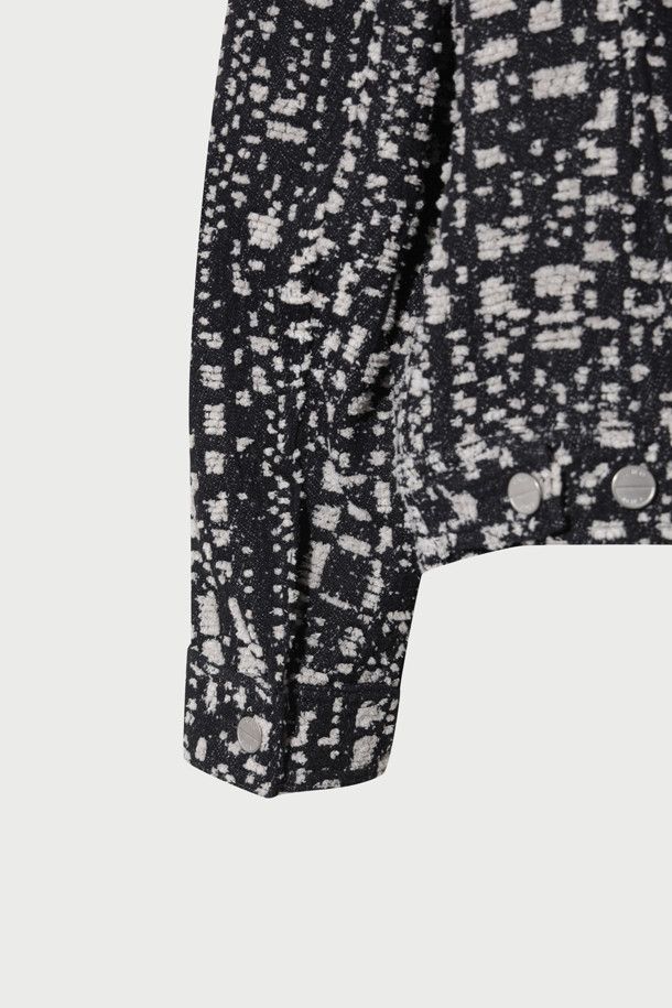 LOFISPE(로피스페) 트위드 트러커 재킷은 캐주얼, 클래식, 미니멀 스타일을 추구하는 분들을 위한 아우터입니다. 블랙과 화이트 두 가지 색상으로 출시되었으며, 가을, 겨울 시즌에 어울리는 두꺼운 두께감의 트위드 소재로 제작되었습니다. 자가드 패턴이 돋보이며, 레이어드하여 다양한 스타일을 연출할 수 있습니다. 레귤러핏 크롭 기장의 버튼 여밈 방식으로, 모임룩을 위한 스타일링에도 활용하기 좋습니다.
