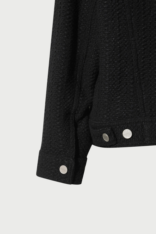 LOFISPE1 헤어리 트러커 재킷은 가을 시즌에 어울리는 아우터입니다. 블랙 색상의 트위드 패턴으로, 출근룩과 모임룩 모두에 활용 가능하며 클래식, 미니멀, 캐주얼 스타일을 연출하기 좋습니다. 폴리에스터, 아크릴, 면, 모 혼방의 얇은 두께감으로 제작되었으며, 면 안감으로 편안한 착용감을 선사합니다. 가슴 포켓 2개와 긴 소매, 버튼 여밈 방식으로 디자인되었습니다.
