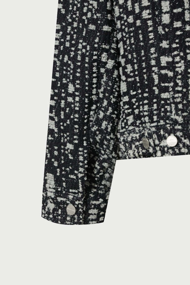 SSLOFISPE (에스에스엘로피스페) 멜란지 트러커 재킷은 남녀 모두 착용 가능한 캐주얼하고 베이직한 스타일의 아우터입니다. 가을과 겨울에 적합하며, 중간 두께감의 면과 폴리에스터 혼방 소재로 제작되어 편안한 착용감을 선사합니다. 멜란지 컬러와 자가드 패턴이 특징이며, 레귤러핏과 버튼 여밈 방식으로 클래식한 매력을 더합니다. 출근룩과 모임룩 모두에 활용 가능하며, 레이어드하여 다양한 스타일을 연출할 수 있습니다.
