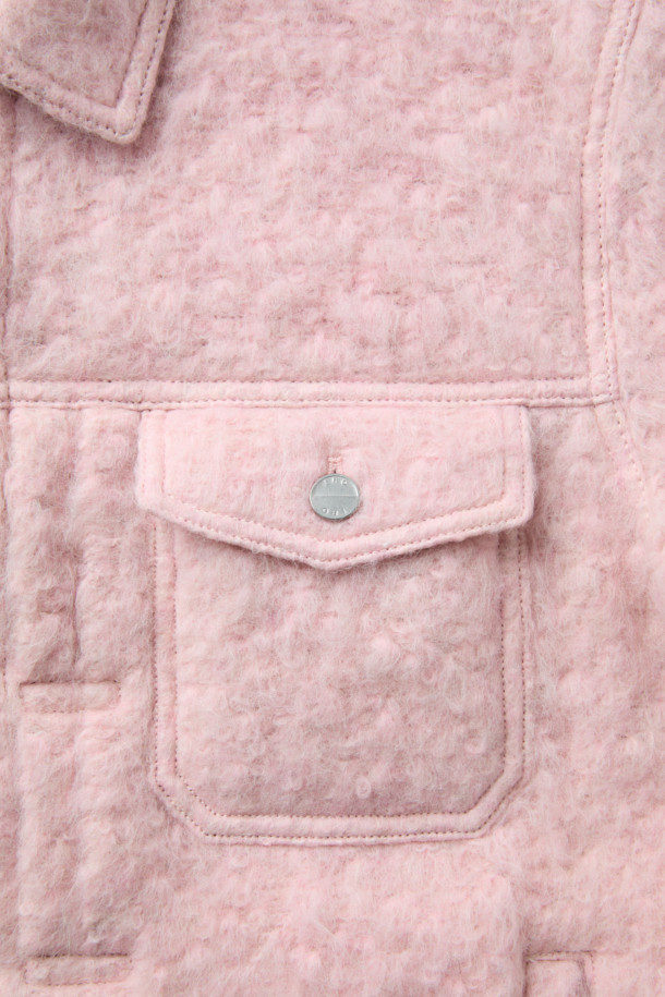 LOFISPE2 (로피스페2) 헤어리 트러커 재킷은 부드러운 촉감의 헤어리 원단으로 제작되어 가을, 겨울 시즌에 따뜻하게 착용하기 좋은 아우터입니다. 스카이블루와 핑크 두 가지 색상으로 출시되었으며, 캐주얼 스타일을 연출하기에 적합합니다. 레귤러핏에 크롭 기장으로 디자인되어 트렌디한 감각을 더했습니다. 모, 폴리에스터, 아크릴 혼방 소재에 면 안감으로 편안한 착용감을 선사합니다. 버튼 여밈 방식의 무지 디자인으로 미니멀하고 클래식한 분위기를 연출할 수 있습니다.
