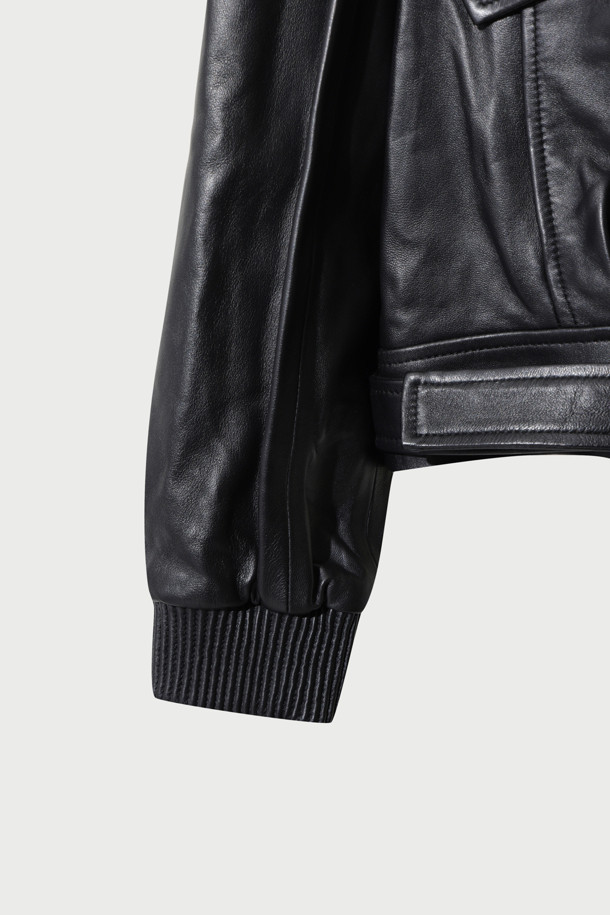 MANKASPE(망카스페) 오버핏 벨티드 가죽 재킷은 남성 고객을 위한 가을, 겨울 시즌 필수 아이템입니다. 부드러운 양가죽 소재와 두꺼운 두께감으로 고급스러운 착용감을 선사하며, 벨트 디테일이 더해져 클래식한 무드를 강조합니다. 오버핏 디자인으로 편안하면서도 시크한 스타일을 연출하며, 데이트룩, 모임룩, 출근룩 등 다양한 TPO에 활용 가능합니다. 미니멀하고 시크한 스타일을 선호하는 고객에게 완벽한 선택이 될 것입니다. 레이온 안감은 쾌적한 착용감을 더합니다.
