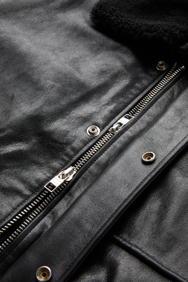 ORENSE(오렌세) 양가죽 카라 탈부착 항공 점퍼는 가을과 겨울, 출근룩과 모임룩을 위한 시크하고 미니멀한 스타일의 아우터입니다. 부드러운 양가죽 소재로 제작되어 고급스러운 촉감을 선사하며, 블랙 컬러의 무지 디자인으로 어떤 옷에도 잘 어울립니다. 크롭 기장의 항공 점퍼 스타일로, 긴 소매와 집업 여밈 방식이 특징입니다. 카라 탈부착이 가능하여 다양한 스타일 연출이 가능하며, 안감은 레이온으로 마감되어 편안한 착용감을 제공합니다.
