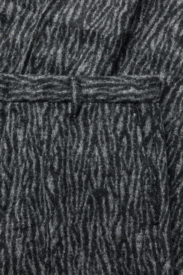 ZACCK(자크) 지브라 와이드 팬츠는 가을, 겨울 시즌에 어울리는 베이직 스타일의 와이드 핏 바지입니다. 블랙과 그레이 두 가지 색상으로 출시되어 다양한 상의와 손쉽게 매치할 수 있습니다. 아크릴, 폴리에스터, 모, 알파카 혼방 소재로 제작되어 따뜻하고 편안한 착용감을 선사합니다. 지브라 패턴으로 포인트를 더해, 클래식, 미니멀, 캐주얼 등 폭넓은 스타일을 소화하며 출근룩, 모임룩으로 활용하기 좋습니다.
