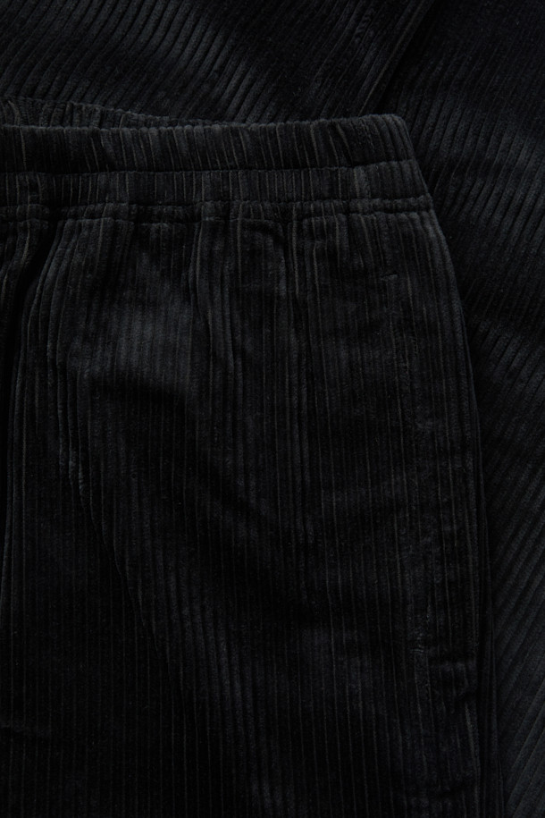 "VITTORE(비토레) 코듀로이 밴딩 와이드 팬츠"는 부드러운 코듀로이 소재와 면 혼방으로 제작되어 편안한 착용감을 선사합니다. 허리 밴딩 디자인으로 활동성을 높였으며, 와이드핏으로 트렌디한 스타일을 연출합니다. 베이직하고 캐주얼한 무드로 다양한 상의와 매치하기 좋으며, 가을, 겨울 시즌에 따뜻하게 즐겨 입을 수 있습니다. 블랙 색상으로 어떤 룩에도 고급스럽게 잘 어울리는 데일리 팬츠입니다.
