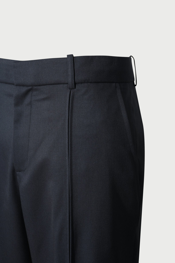 미르고 울 핀턱 와이드 팬츠는 가을, 겨울 시즌에 어울리는 네이비 컬러의 울 팬츠입니다. 모던한 스타일의 이 바지는 와이드핏으로 편안하면서도 세련된 실루엣을 연출합니다. 핀턱 디테일이 더해져 클래식, 미니멀, 시크한 스타일을 선호하는 분들께 적합하며, 출근룩, 오피스룩, 겨울 데일리룩으로 활용하기 좋습니다. 면 안감으로 부드러운 착용감을 제공하며, 밴딩 없이 깔끔하게 떨어지는 디자인입니다.
