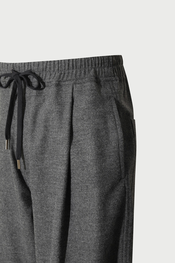 RAYANE 울 밴딩 와이드 팬츠는 가을, 겨울 시즌에 어울리는 울 와이드 팬츠입니다. 블랙과 그레이 두 가지 색상으로 출시되어 다양한 상의와 매치하기 좋습니다. 허리 밴딩으로 편안한 착용감을 선사하며, 루즈핏 디자인으로 활동성을 높였습니다. 출근룩, 겨울 데일리룩, 오피스룩 등 TPO에 구애받지 않고 클래식, 미니멀, 시크한 스타일을 연출할 수 있습니다. 울, 폴리에스터, 레이온, 나일론, 폴리우레탄, 면 등 혼방 소재로 제작되어 부드러운 촉감과 편안한 착용감을 제공합니다.
