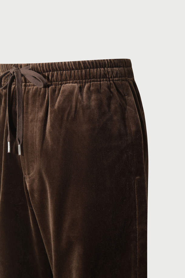 VLADI2(블라디2) 벨벳 와이드 팬츠는 부드러운 촉감의 면 소재와 벨벳 원단으로 제작되어 가을, 겨울 시즌에 따뜻하고 포근하게 착용하기 좋습니다. 넉넉한 루즈핏 와이드 디자인으로 편안한 착용감을 선사하며, 허리 밴딩 처리로 활동성을 높였습니다. 브라운 컬러의 무지 디자인으로 다양한 상의와 손쉽게 매치하여 캐주얼, 미니멀, 클래식 스타일을 연출할 수 있습니다. 데이트룩, 모임룩 등 TPO에 맞춰 세련된 스타일을 완성해보세요.
