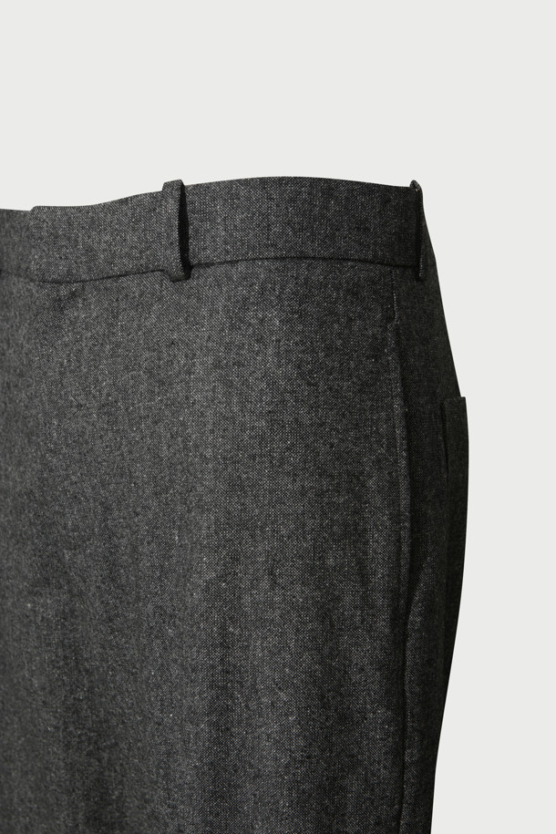 UWE(유브) 멜란지 SET-UP(셋업) 와이드 팬츠는 가을과 겨울에 어울리는 다크 그레이 색상의 와이드핏 바지입니다. 모, 폴리에스터, 아크릴, 견 혼방 소재로 제작되어 트렌디하면서도 클래식, 미니멀, 시크한 스타일을 연출합니다. 셋업으로 출시되어 출근룩, 비즈니스 캐주얼, 모임룩 등 다양한 TPO에 활용 가능합니다. 면 안감으로 편안한 착용감을 선사하며, 무지 디자인으로 어떤 상의와도 쉽게 매치할 수 있습니다.
