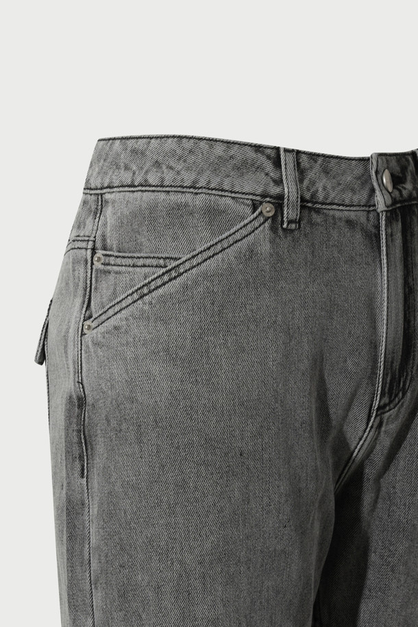 워싱 데님 바이크 팬츠는 남성 고객을 위한 바지로, 봄, 가을에 착용하기 좋습니다. 스포티하면서도 캐주얼한 스타일을 연출하며, 출근룩으로도 활용 가능한 미니멀한 디자인이 특징입니다. 레귤러핏으로 편안한 착용감을 제공하며, 무지 패턴의 그레이 컬러 데님 소재로 제작되었습니다. 사선 포켓 디자인과 바이크 스타일 절개가 돋보이며, 워싱 가공으로 빈티지한 멋을 더했습니다.
